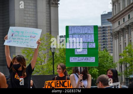 Des militants et des lauréats du DACA se sont rassemblés sur Foley Square à New York lors du rassemblement « nous sommes indéniables » pour demander la citoyenneté à tous. Banque D'Images