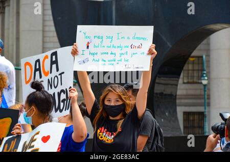 Des militants et des lauréats du DACA se sont rassemblés sur Foley Square à New York lors du rassemblement « nous sommes indéniables » pour demander la citoyenneté à tous. Banque D'Images