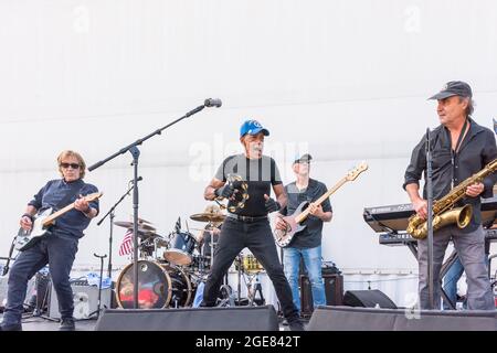 John Cafferty et le Beaver Brown Band se présentant à un concert d'anciens combattants au Massachusetts. Banque D'Images