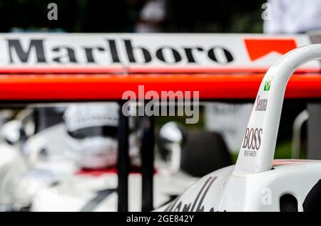 Ayrton Senna Marlboro McLaren Formule 1, Grand Prix, voiture de course avec nom à l'événement de course automobile du Goodwood Festival of Speed 2014. Bossage Banque D'Images