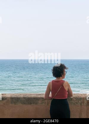 Femme caucasienne à un point de vue en face de la mer Méditerranée Banque D'Images