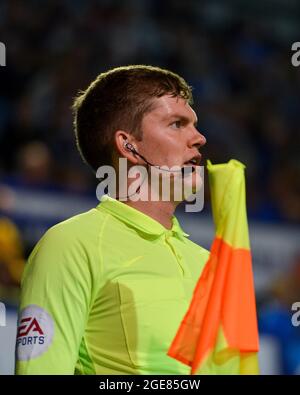 Portsmouth, Royaume-Uni. 17 août 2021. Linesman lors du match de la Sky Bet League 1 entre Portsmouth et Shrewsbury Town à Fratton Park, Portsmouth, Angleterre, le 17 août 2021. Photo de Lee Blease/Prime Media Images crédit: Prime Media Images/Alay Live News Banque D'Images