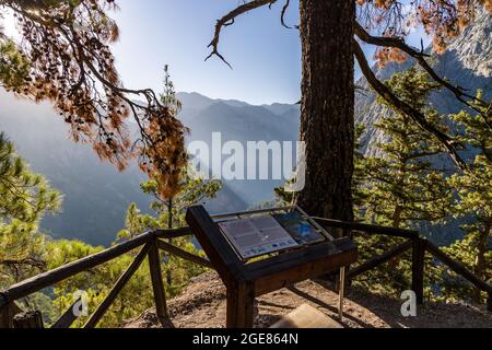 SAMARIA GORGE, CRÈTE - 20 JUILLET 2021 : carte et point de vue tôt le matin dans la spectaculaire Samaria gorge sur l'île de Crète (Grèce) Banque D'Images