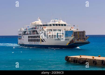 AGIA ROUMELLI, CRÈTE - 20 JUILLET 2021 : un ferry arrivant pour transporter les touristes et les randonneurs de la gorge de Samaria du village d'Agia Roumelli à Sfakia sur C Banque D'Images