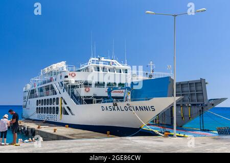 AGIA ROUMELLI, CRÈTE - 20 JUILLET 2021 : un ferry arrivant pour transporter les touristes et les randonneurs de la gorge de Samaria du village d'Agia Roumelli à Sfakia sur C Banque D'Images