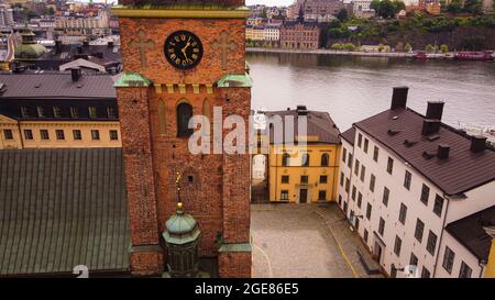 Un gros tir de drone sur l'église Riddarholmskyrkan, Stockholm, Suède Banque D'Images