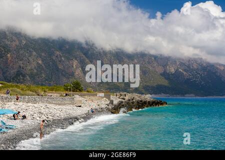 AGIA ROUMELLI, CRÈTE - 20 JUILLET 2021 : touristes se détendant sur la plage rocheuse du village d'Agia Roumelli près de la sortie de la gorge de Samaria sur l'is Banque D'Images