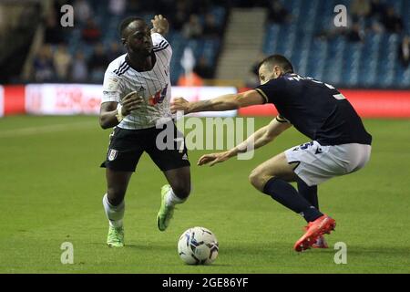 Londres, Royaume-Uni. 17 août 2021. Neeskens Kebano de Fulham (l) en action pendant le match. EFL Skybet Championship Match, Millwall v Fulham au Den à Londres le mardi 17 août 2021. Cette image ne peut être utilisée qu'à des fins éditoriales. Utilisation éditoriale uniquement, licence requise pour une utilisation commerciale. Aucune utilisation dans les Paris, les jeux ou les publications d'un seul club/ligue/joueur. photo par Steffan Bowen/Andrew Orchard sports photographie/Alay Live news crédit: Andrew Orchard sports photographie/Alay Live News Banque D'Images