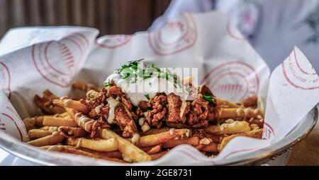 Frites chargées avec viande de gyro Banque D'Images
