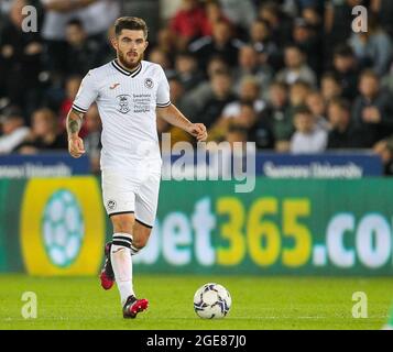 Swansea.com Stadium, Swansea, Royaume-Uni. 17 août 2021. EFL Championship football, Swansea City versus Stoke City ; Ryan Manning de Swansea City fait avancer le ballon Credit: Action plus Sports/Alamy Live News Banque D'Images