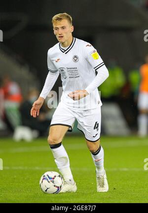 Swansea.com Stadium, Swansea, Royaume-Uni. 17 août 2021. EFL Championship football, Swansea City versus Stoke City; Flynn Downes de Swansea City fait avancer le ballon Credit: Action plus Sports/Alamy Live News Banque D'Images