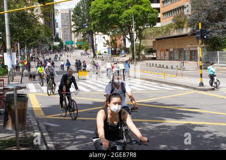 Bogota, Colombie, 15 août 2021. Tous les dimanches matin et jours fériés, certaines rues de la ville sont fermées aux voitures pour permettre aux vélos de rejoindre circul Banque D'Images