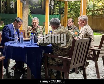 Le général Frank McKenzie, commandant du Commandement central des États-Unis, à droite, rencontre le ministre afghan de la Défense, le général Bismillah Khan Mohammadi, deuxième de gauche, à Kaboul pour discuter de la situation sécuritaire en Afghanistan, le 25 juillet 2021. McKenzie a réitéré le soutien des États-Unis au plan du gouvernement pour la défense de l’Afghanistan par des frappes aériennes, un soutien logistique contractuel, le partage des renseignements et le financement des Forces de défense nationale et de sécurité afghanes (FDSNA). « nous avons eu un très bon dialogue sur le plan de défense du gouvernement, alors qu'ils s'employaient à stabiliser la situation en matière de sécurité et à émousser les offenses des talibans Banque D'Images