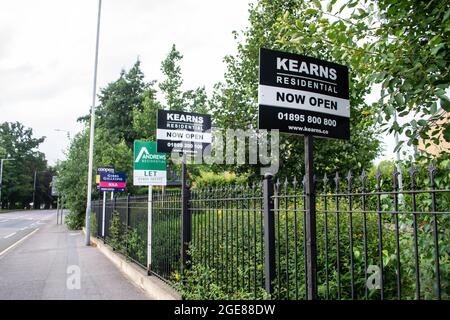 HILLINGDON, LONDRES, ANGLETERRE - 14 août 2021 : panneaux à l'extérieur d'une propriété à Londres Banque D'Images