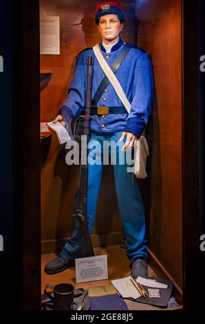 Un mannequin dépeint un uniforme de soldat confédéral au musée de fort gaines, 12 août 2021, à Dauphin Island, en Alabama. Banque D'Images