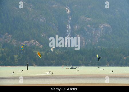 Squamish (Colombie-Britannique), Canada – le 28 juillet 2018. Shannon Falls et Kite Surfing Squamish. Kiteboarders et planches à voile. Banque D'Images