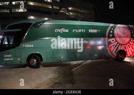 Sao Paulo, Sao Paulo, Brésil. 17 août 2021. (SPO) Copa Libertadores: Palmeiras et Sao Paulo. 17 août 2021, Sao Paulo, Brésil : les fans de Palmeiras accueillent les joueurs à l'arrivée de l'équipe pour le match de football contre l'équipe de Sao Paulo, valable pour le deuxième affrontement des quarts de finale de Copa Libertadores, qui se tient au stade Allianz Parque, à Sao Paulo, le mardi (17) (Credit image: © Leco Viana/TheNEWS2 via ZUMA Press Wire) Banque D'Images