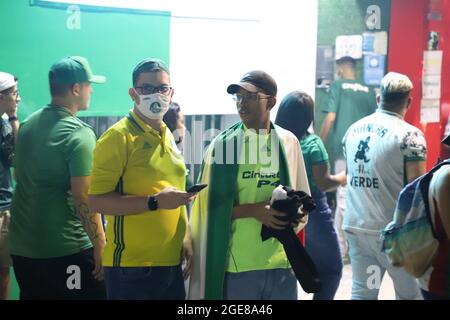 Sao Paulo, Sao Paulo, Brésil. 17 août 2021. (SPO) Copa Libertadores: Palmeiras et Sao Paulo. 17 août 2021, Sao Paulo, Brésil : les fans de Palmeiras accueillent les joueurs à l'arrivée de l'équipe pour le match de football contre l'équipe de Sao Paulo, valable pour le deuxième affrontement des quarts de finale de Copa Libertadores, qui se tient au stade Allianz Parque, à Sao Paulo, le mardi (17) (Credit image: © Leco Viana/TheNEWS2 via ZUMA Press Wire) Banque D'Images