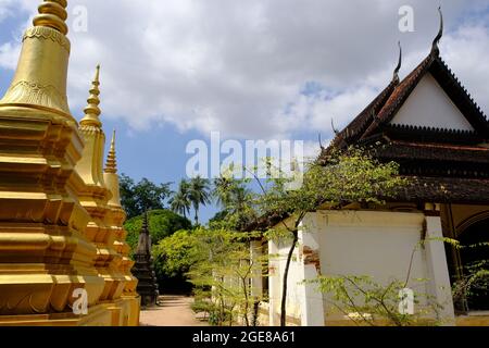 Cambodge Krong Siem Reap - Wat Bo vue sur le jardin avec stupas d'or Banque D'Images