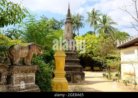 Cambodge Krong Siem Reap - Wat Bo jardin avec statue d'éléphant Banque D'Images