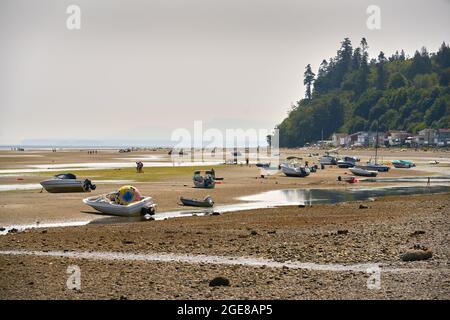 Point Roberts, État de Washington, États-Unis – 29 juillet 2018. Maple Beach point Roberts États-Unis. Les bateaux de plaisance ont été enlisés sur les barres de sable de Boundary Bay à basse vitesse Banque D'Images