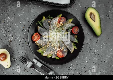 salade aux graines de pavot à l'avocat et à la poire. Salade diététique fraîche. Petit déjeuner sain Banque D'Images