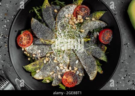 salade aux graines de pavot à l'avocat et à la poire. Salade diététique fraîche. Petit déjeuner sain Banque D'Images