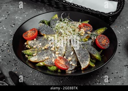 salade aux graines de pavot à l'avocat et à la poire. Salade diététique fraîche. Petit déjeuner sain Banque D'Images