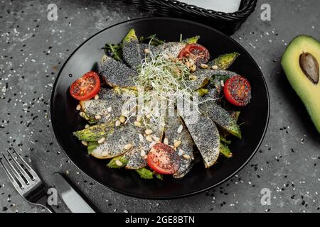 salade aux graines de pavot à l'avocat et à la poire. Salade diététique fraîche. Petit déjeuner sain Banque D'Images