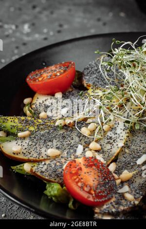 salade aux graines de pavot à l'avocat et à la poire. Salade diététique fraîche. Petit déjeuner sain Banque D'Images