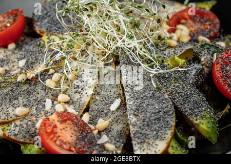 salade aux graines de pavot à l'avocat et à la poire. Salade diététique fraîche. Petit déjeuner sain Banque D'Images