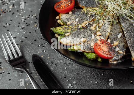 salade aux graines de pavot à l'avocat et à la poire. Salade diététique fraîche. Petit déjeuner sain Banque D'Images