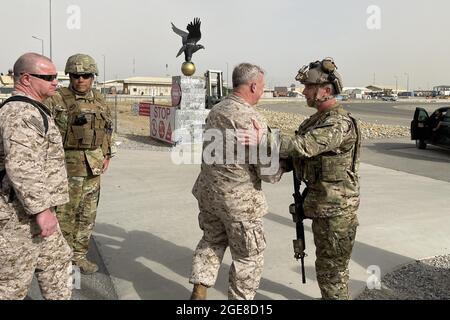 Kaboul, Afghanistan. 17 août 2021. Le général Frank McKenzie, commandant du Commandement central des États-Unis, rencontre le sous-ministre adjoint de la Marine américaine. Peter Vasely, commandant des forces américaines Afghanistan-Forward, à l'aéroport international Hamid Karzaï, en Afghanistan, le 17 août 2021. Selon le secrétaire de presse du Pentagone John Kirby, en date du mardi 17 août, environ 10,000 résidents américains étaient « près de Kaboul » et ne l'avaient pas fait au point d'évacuation de l'aéroport international d'Hamid Karzaï. Photo par le capitaine William Urban/États-Unis Marine/UPI Credit: UPI/Alay Live News Banque D'Images