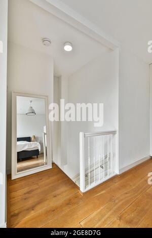 Photo verticale d'un miroir dans le couloir au deuxième étage d'un appartement moderne Banque D'Images