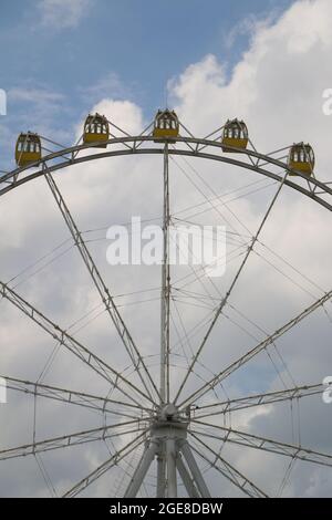 Grande cabine de grande roue sur Blue Sky Banque D'Images