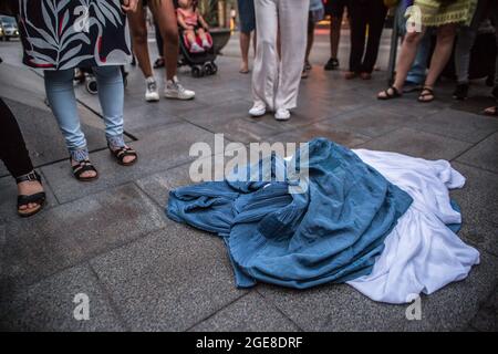 Barcelone, Espagne. 17 août 2021. Des burkas sont projetés sur le sol pendant la démonstration. Une centaine de femmes ont participé à une manifestation féministe devant le siège des Nations Unies à Barcelone pour exiger une réponse internationale urgente pour protéger les femmes et les filles afghanes. (Photo de Thiago Prudencio/SOPA Images/Sipa USA) crédit: SIPA USA/Alay Live News Banque D'Images