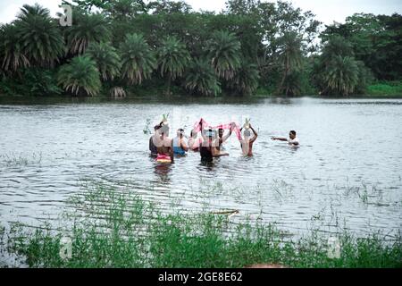 Les villageois ont célébré la déesse Manasa (la déesse hindoue de Serpentine) Puja. Dans le cadre du rituel, les fidèles avant le culte attrapent des serpents toxiques (principalement cobra) des rizières, les dents de serpents sont enlevées par des charmeurs de serpents et les gardent avec leurs chalets et plus tard adorées dans le cadre de rituels traditionnels. Ce festival est connu sous le nom de « Jhapa ». Le festival de Jhapas est célébré chaque année le 17 août à l'occasion de la déesse Manasa Puja. Jhapas Festival est le plus grand festival de serpent de Jharkhand et Bengale. Lors de la fête de Manasa Puja, les charmeurs de serpents s'en mêle au serpent venimeux Banque D'Images