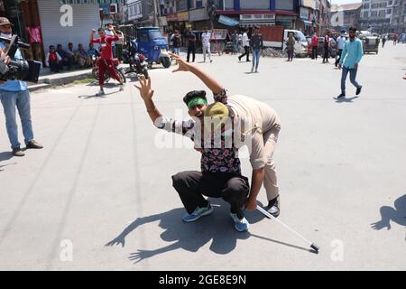 Srinagar, Inde. 17 août 2021. Des policiers indiens ont mis en détention un garçon musulman chiite cachemiri pendant la procession religieuse dans le centre du Cachemire les 17- 08-2021. (Photo de Muhammad Manan/Pacific Press) crédit: Pacific Press Media production Corp./Alay Live News Banque D'Images