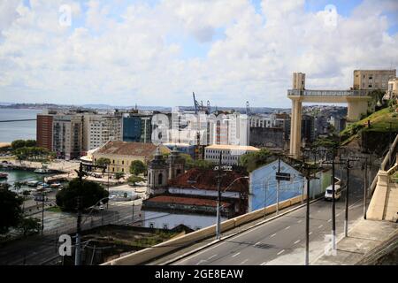 salvador, bahia, brésil - 17 août 2021 : vue sur la pente de montagne, l'ascenseur de Lacerda et le quartier de Commerce dans la ville de Salvador. Banque D'Images