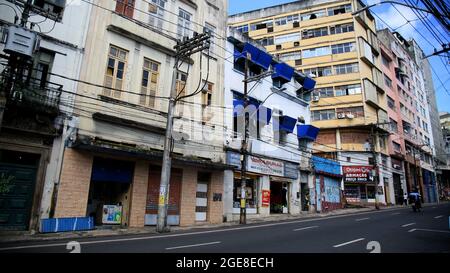 salvador, bahia, brésil - 17 août 2021 : vue sur les anciens bâtiments de la rue Carlos Gomes, centre-ville de Salvador. Banque D'Images