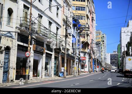 salvador, bahia, brésil - 17 août 2021 : vue sur les anciens bâtiments de la rue Carlos Gomes, centre-ville de Salvador. Banque D'Images