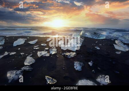 Magnifique coucher de soleil sur la célèbre plage de Diamond, floe de glace sur sable noir Islande plage. Jokursarlon, Diamond Beach, Islande Banque D'Images