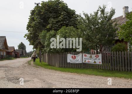 Rudninkai, Lituanie. 16 août 2021. Sur les clôtures du village de Rudninkai en Lituanie, accrochez des affiches de protestation portant la mention « Stop Migrantam Rudninkuose » (Halte aux migrants à Rudninkai) et « Nelegalams sakome - ne! » (Nous disons non aux clandestins!). (À dpa: 'Les réfugiés comme une arme' - la région frontalière de la Lituanie avec le Belarus dans la tourmente) Credit: Alexander Welscher/dpa/Alay Live News Banque D'Images