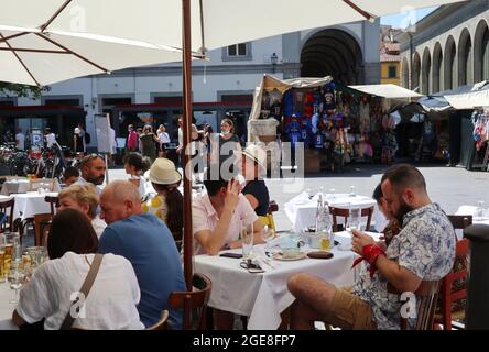 Florence, Italie. 17 août 2021. Les touristes déjeunent dans une trattoria typique, Florence, Italie, le 17 août 2021. Bien que Florence ait obtenu un « label rouge des températures élevées » pendant une semaine, les touristes se bousculaient de nouveau dans la ville après le long arrêt dû à une pandémie. (ELISA Gestri/Sipusa) Credit: SIPA USA/Alay Live News Banque D'Images