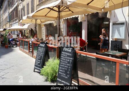 Florence, Italie. 17 août 2021. Les touristes déjeunent dans une cafétéria, Florence, Italie, le 17 août 2021. Bien que Florence ait obtenu un « label rouge des températures élevées » pendant une semaine, les touristes se bousculaient de nouveau dans la ville après le long arrêt dû à une pandémie. (ELISA Gestri/Sipusa) Credit: SIPA USA/Alay Live News Banque D'Images