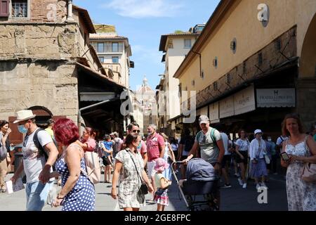 Florence, Italie. 17 août 2021. Les touristes affluent Ponte Vecchio, Florence, Italie, le 17 août 2021. Bien que Florence ait obtenu un « label rouge des températures élevées » pendant une semaine, les touristes se bousculaient de nouveau dans la ville après le long arrêt dû à une pandémie. (ELISA Gestri/Sipusa) Credit: SIPA USA/Alay Live News Banque D'Images