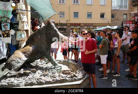 Florence, Italie. 17 août 2021. Touristes à la statue du sanglier (il Porcellino), Florence, Italie, le 17 août 2021. Bien que Florence ait obtenu un « label rouge des températures élevées » pendant une semaine, les touristes se bousculaient de nouveau dans la ville après le long arrêt dû à une pandémie. (ELISA Gestri/Sipusa) Credit: SIPA USA/Alay Live News Banque D'Images