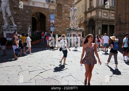 Florence, Italie. 17 août 2021. Les touristes se promènent sur la piazza della Signoria, Florence, Italie, le 17 août 2021. Bien que Florence ait obtenu un « label rouge des températures élevées » pendant une semaine, les touristes se bousculaient de nouveau dans la ville après le long arrêt dû à une pandémie. (ELISA Gestri/Sipusa) Credit: SIPA USA/Alay Live News Banque D'Images