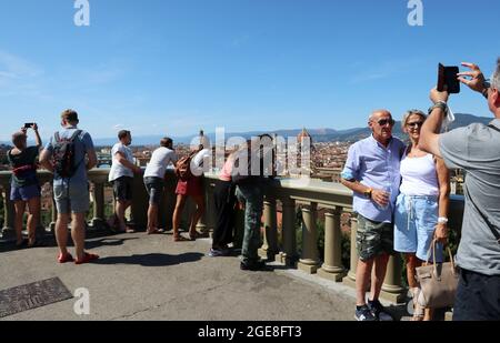 Florence, Italie. 17 août 2021. Les touristes prennent des photos à Piazzale Michelangelo, Florence, Italie, le 17 août 2021. Bien que Florence ait obtenu un « label rouge des températures élevées » pendant une semaine, les touristes se bousculaient de nouveau dans la ville après le long arrêt dû à une pandémie. (ELISA Gestri/Sipusa) Credit: SIPA USA/Alay Live News Banque D'Images