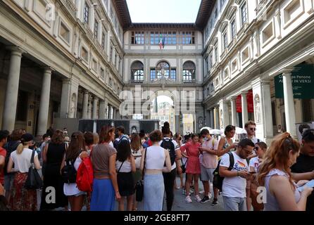 Florence, Italie. 17 août 2021. Les touristes font la queue pour entrer au Musée des Offices, à Florence, en Italie, le 17 août 2021. Bien que Florence ait obtenu un « label rouge des températures élevées » pendant une semaine, les touristes se bousculaient de nouveau dans la ville après le long arrêt dû à une pandémie. (ELISA Gestri/Sipusa) Credit: SIPA USA/Alay Live News Banque D'Images